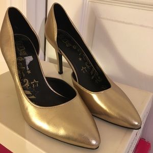 Gold high heels pointed toes